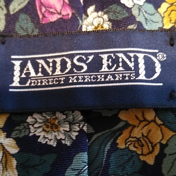 Beautiful Lands' End tie. - Picture 3 of 5